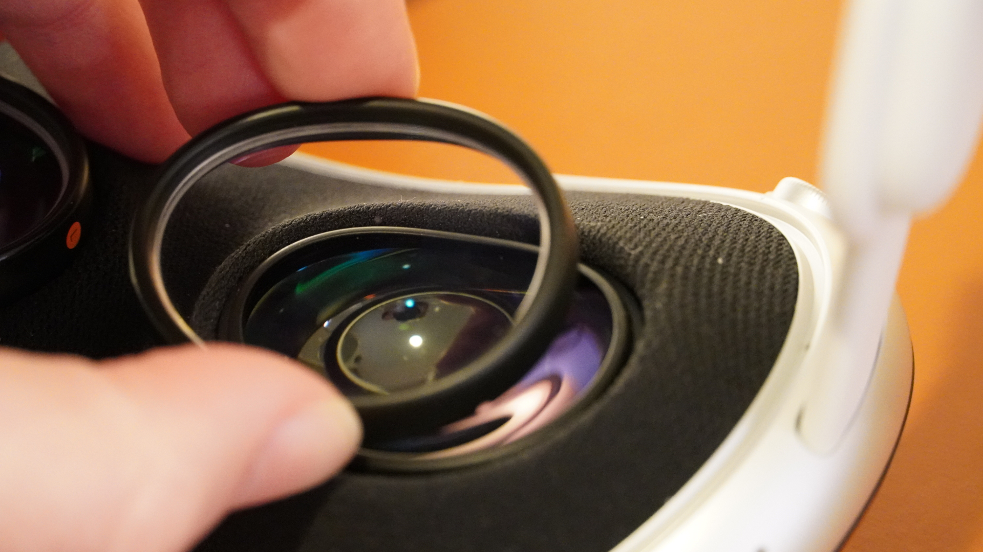 Inserções ópticas de fixação magnética ao Apple Vision Pro.