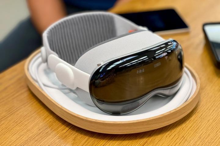 Uma unidade de demonstração do Apple Vision Pro em uma mesa de uma Apple Store.