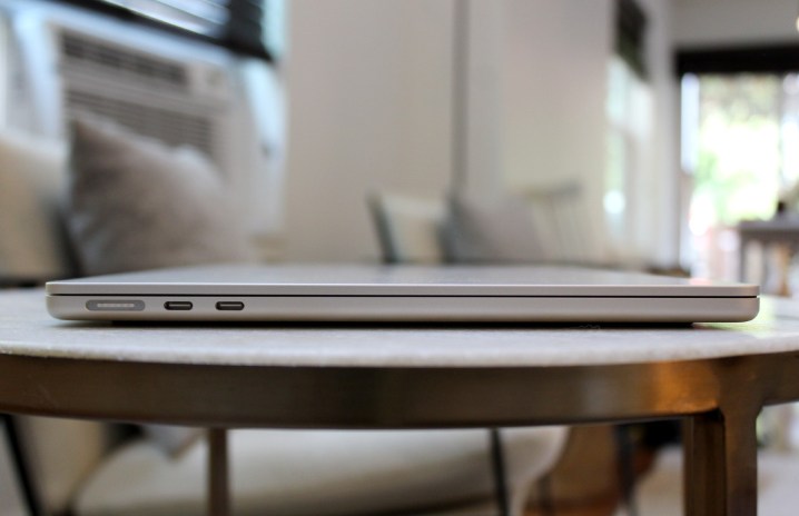 Uma lateral do MacBook Air mostrando as portas.