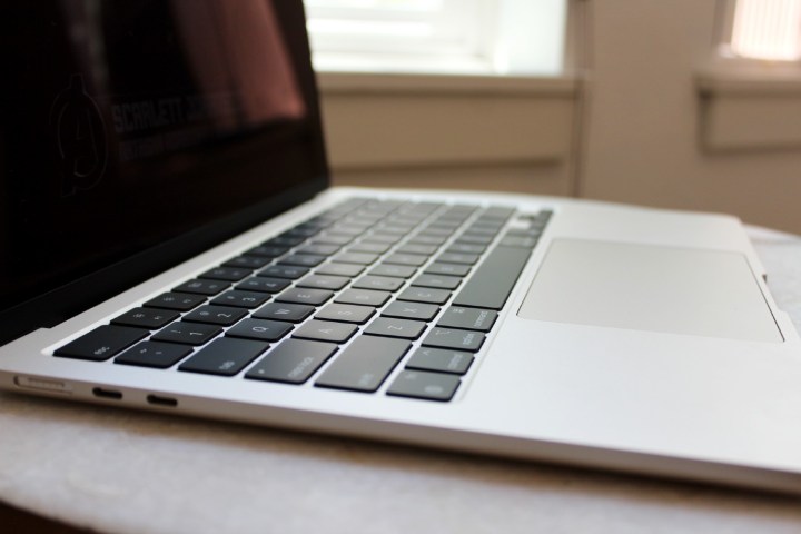 O teclado e trackpad do MacBook Air.