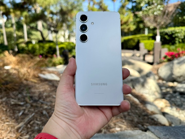 Samsung Galaxy S24 em Marble Grey na mão.