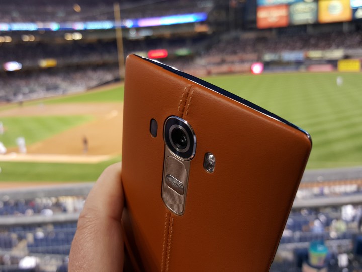 O LG G4 com traseira em couro, no Yankee Stadium, em 2015.