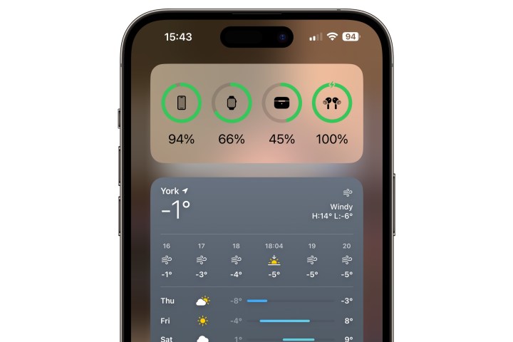 iPhone mostrando o widget Baterias na tela inicial do iOS 17.