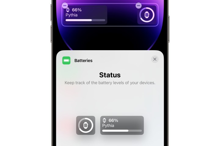 iPhone mostrando widgets de baterias sendo adicionados à tela de bloqueio no iOS 17.