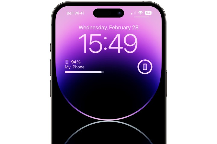 iPhone mostrando widgets de baterias na tela de bloqueio no iOS 17.