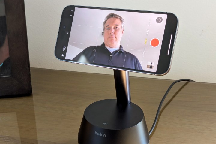 Belkin Stand Pro mostrando o aplicativo de câmera do iPhone com a pessoa sendo rastreada.