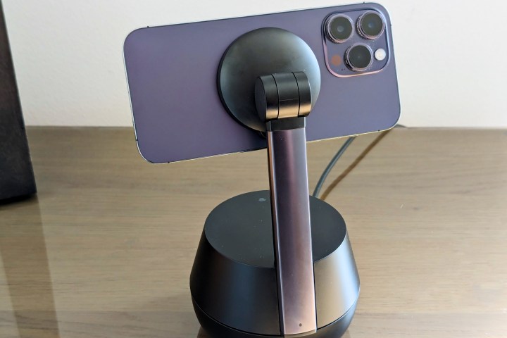 Belkin Stand Pro com iPhone 14 Pro Max montado e câmera traseira à mostra.
