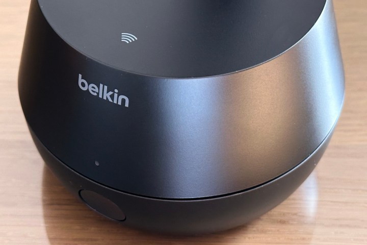 Close do Belkin Stand Pro mostrando o logotipo de emparelhamento NFC.