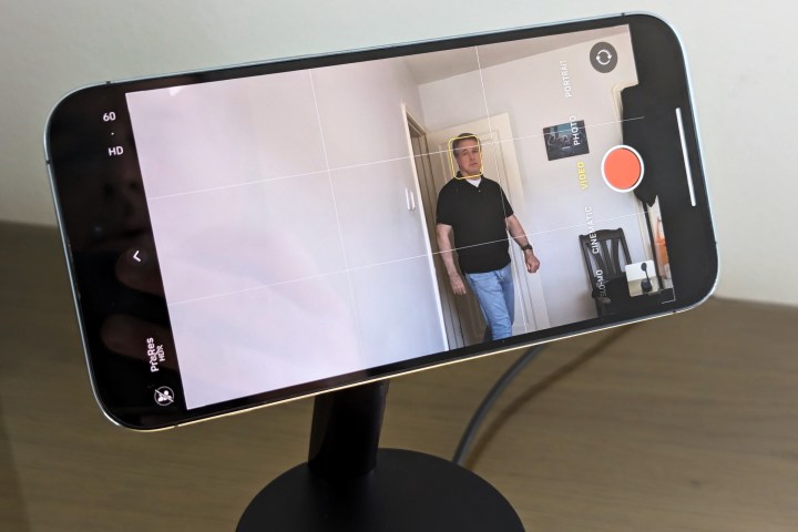 Belkin Stand Pro com iPhone 14 Pro mostrando uma pessoa entrando em uma sala e sendo identificada pelo DockKit.