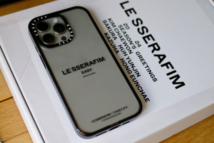 Um iPhone 15 Pro Max com capa Casetify x Le Sserafim.