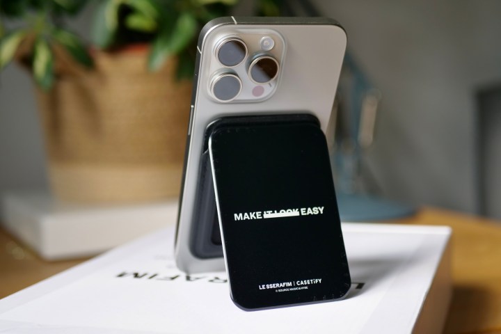 O acessório porta-cartões Casetify x Le Sserafim em um iPhone 15 Pro Max.