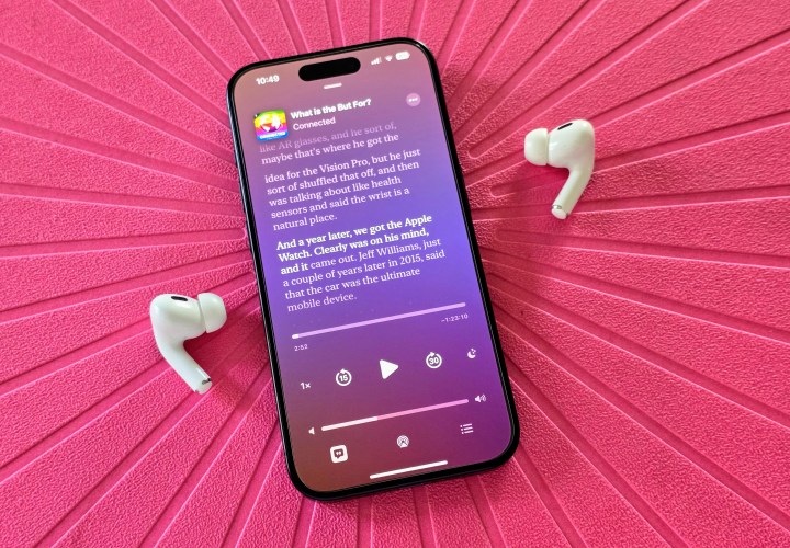 Um iPhone 15 Pro mostrando o recurso Transcrições de Podcasts.