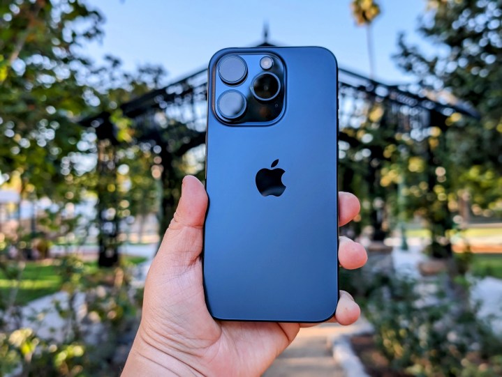 Blue Titanium iPhone 15 Pro em mãos.