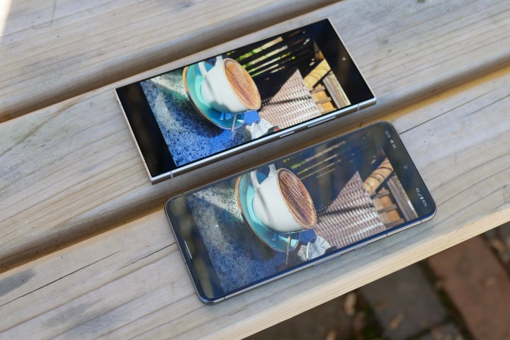 A tela do Samsung Galaxy S24 Ultra e do Google Pixel 8 Pro.