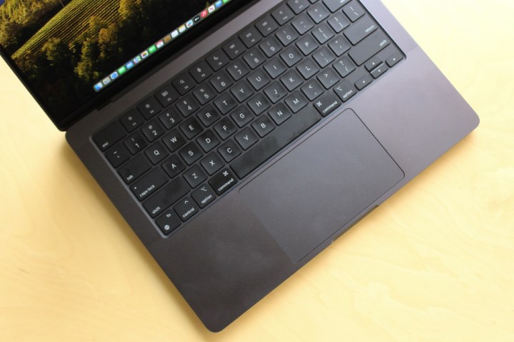 O teclado e trackpad do MacBook Pro.