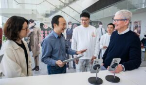 Tim Cook visita a China antes da inauguração de uma nova loja da Apple em Xangai