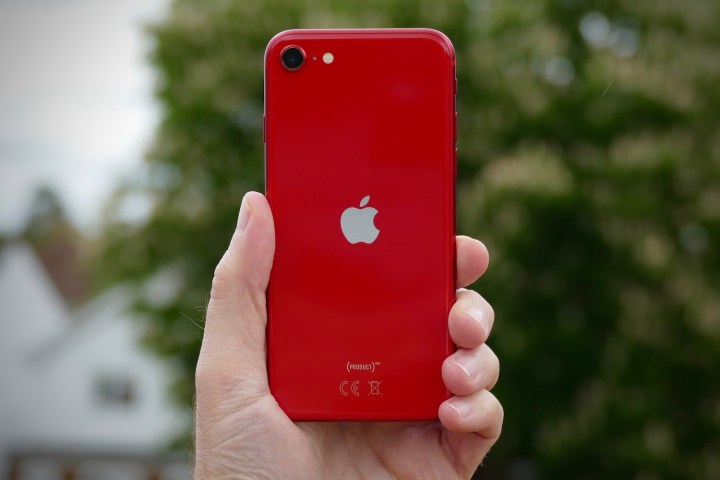 O verso do iPhone SE 2020 vermelho.