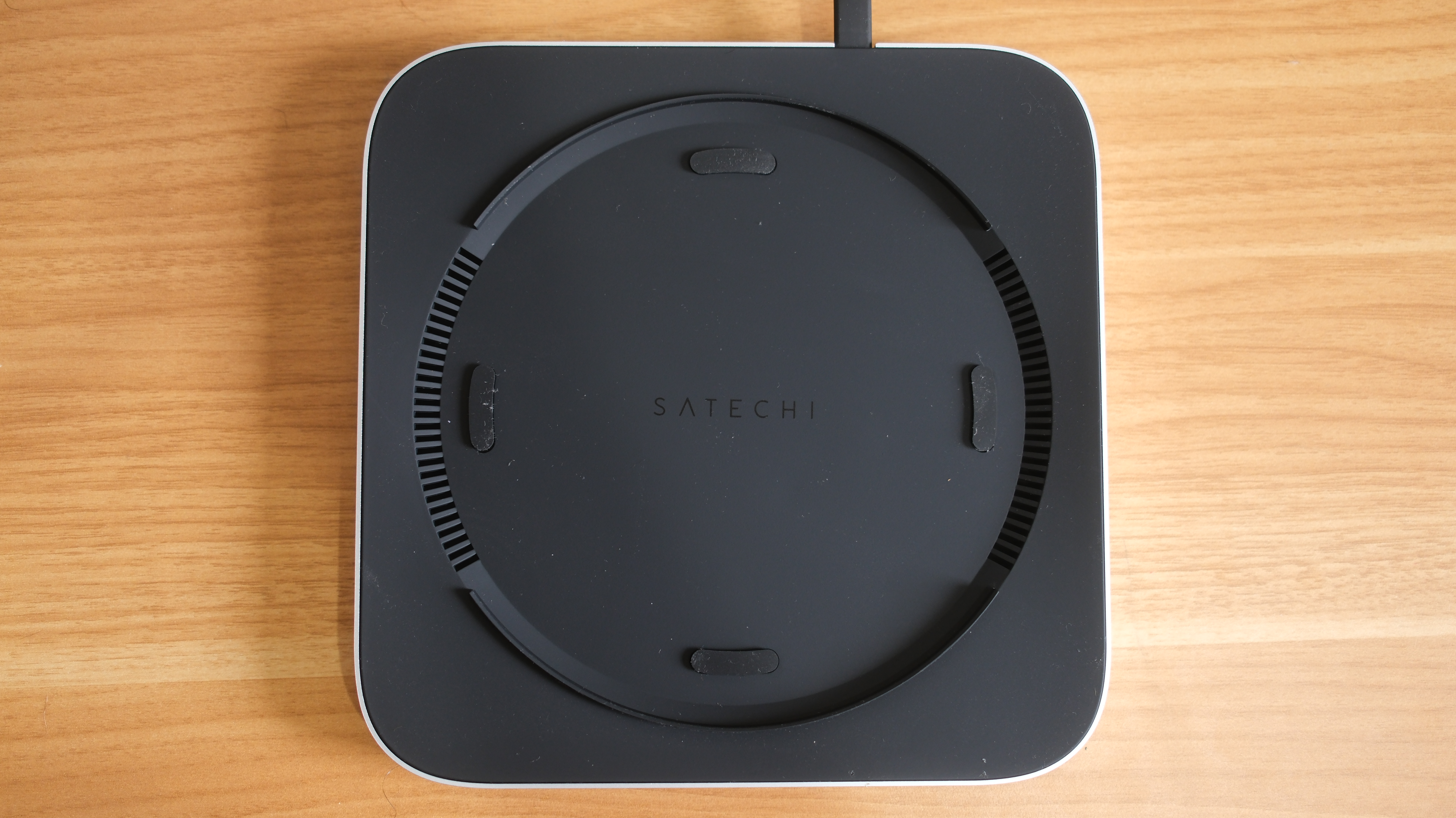 Suporte e hub Satechi no M2 Mac Mini