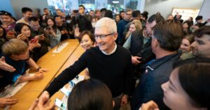 O chefe da Apple, Tim Cook, lança ofensiva de charme em mercado vital