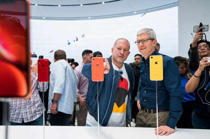 Tim Cook e Jonathan Ive.