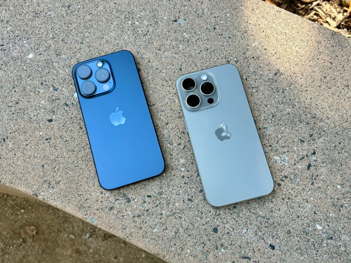 Blue Titanium (esquerda) e Natural Titanium iPhone 15 Pros em uma bancada de concreto.
