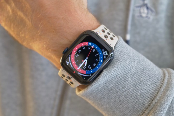 Uma pessoa usando o Apple Watch Series 9.