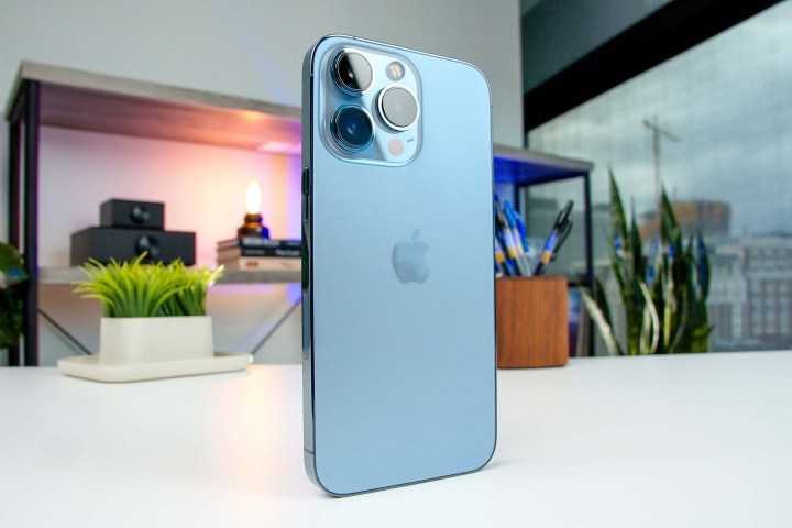 iPhone 13 Pro em azul.