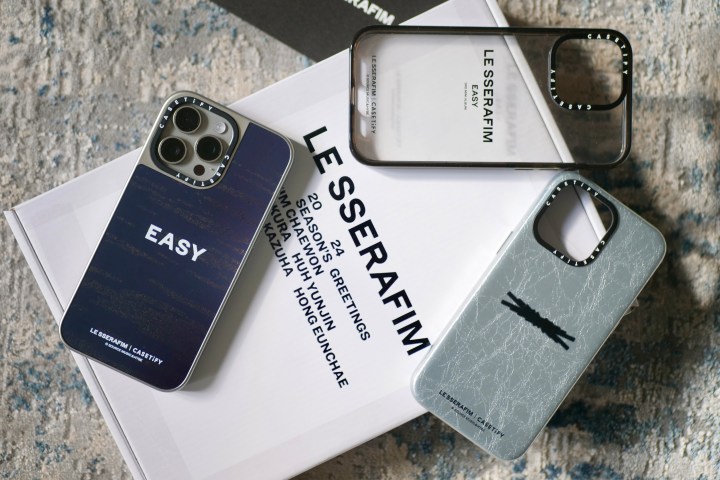 Várias capas Casetify x Le Sserafim para o iPhone 15 Pro Max.