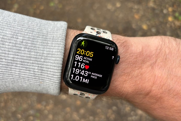 Dados de exercícios exibidos no Apple Watch Series 9.
