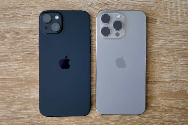 Apple iPhone 15 Plus e Apple iPhone 15 Pro Max vistos de trás.