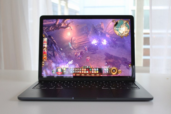 Baldur's Gate 3 sendo reproduzido no M3 MacBook Air.