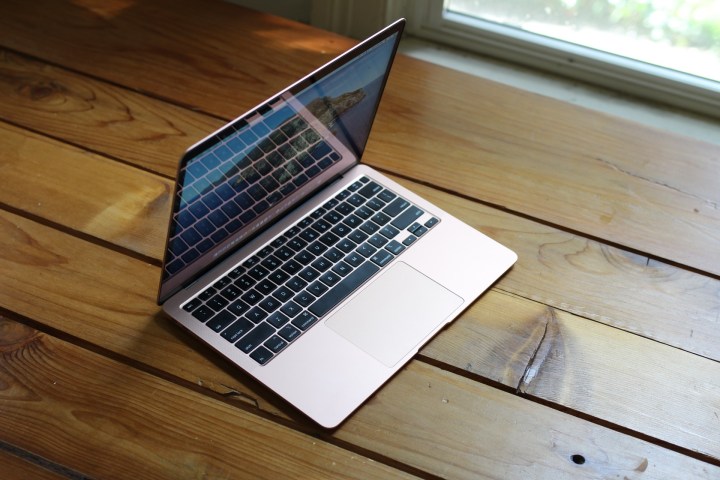 O MacBook Air M1 2020 em uma mesa de madeira.