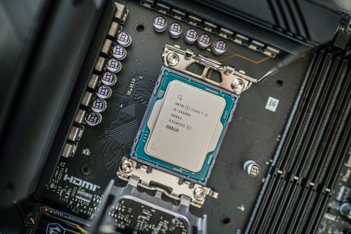 Processador Intel Core i5-14600K dentro de seu soquete.